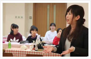 生徒にメイクを説明をする真野美容専門学校 講師の西田友美先生