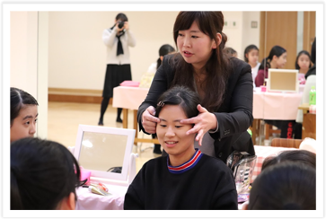生徒にメイクを説明をする真野美容専門学校 講師の西田友美先生2