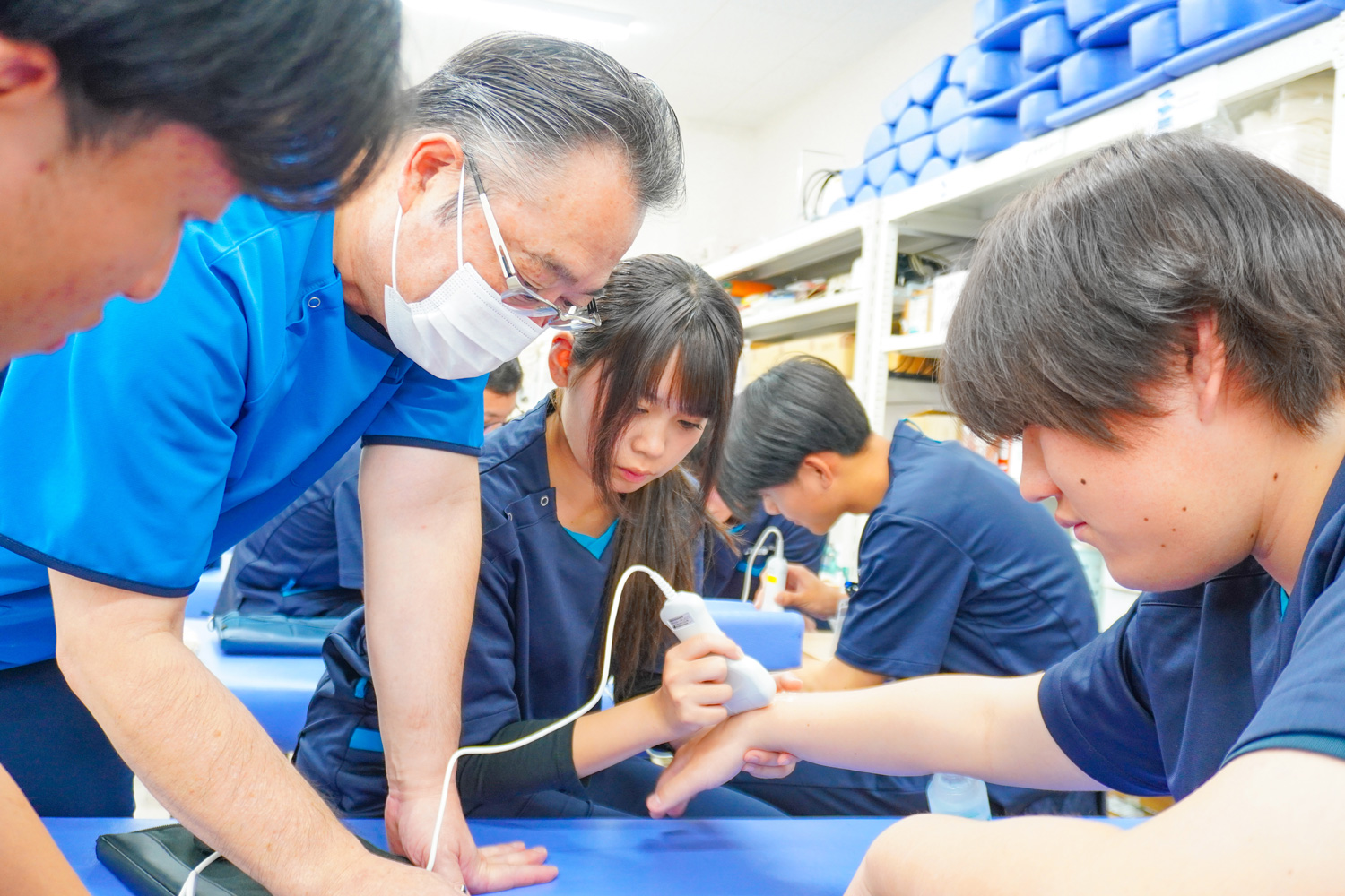 柔道整復学科１年　超音波画像診断装置（エコー）