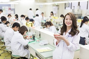 新大阪歯科技工士専門学校