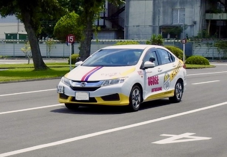 自動車の運転を実際に体験しています。