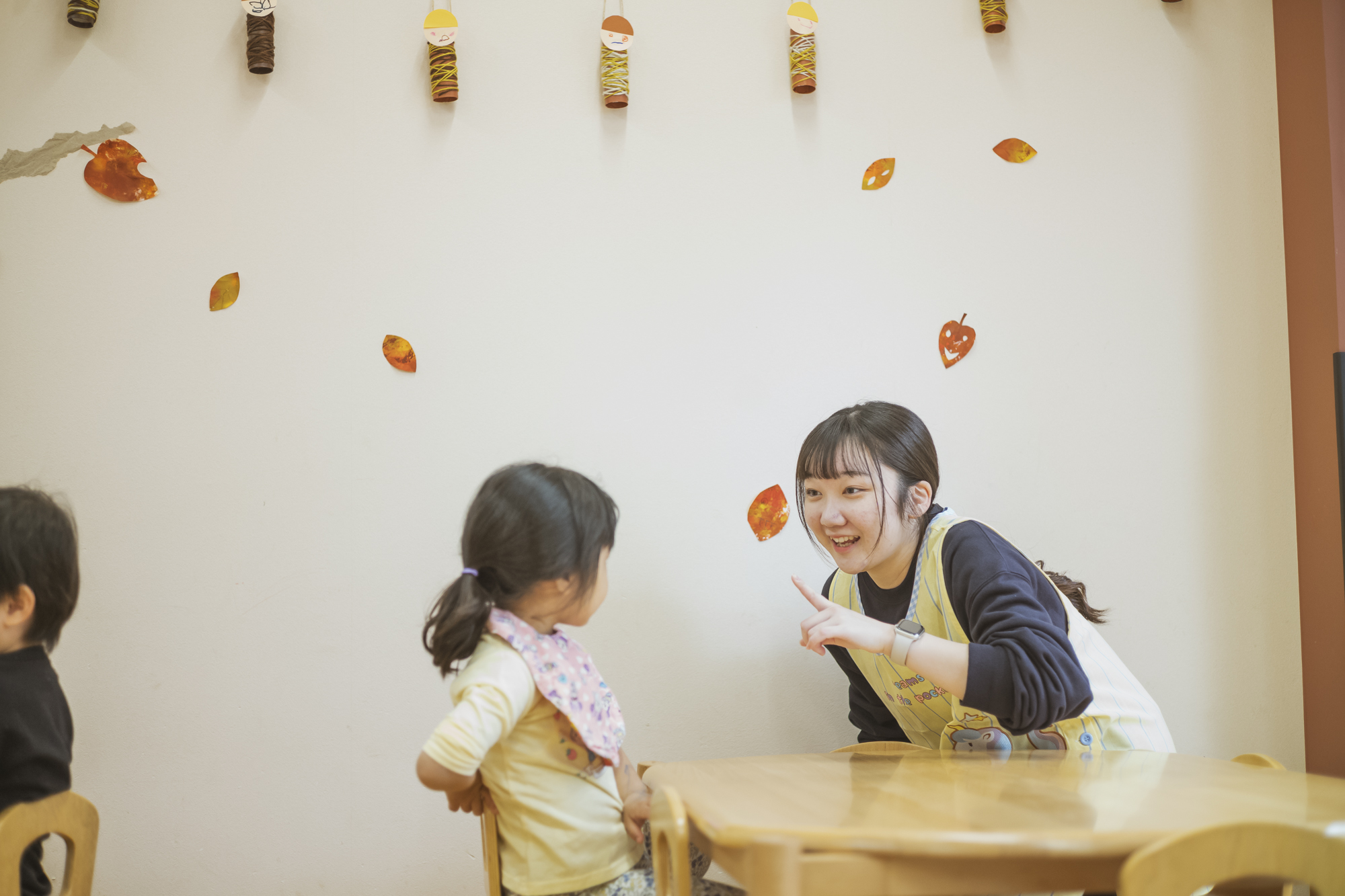 実際に保育の現場に入って学びます