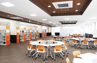 卒業してからも使用できる図書館があります！グループワークができるスペースや、個別で集中できる私語厳禁スペースもあり！