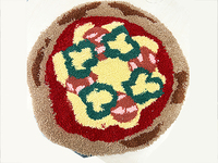 今年から始まったタフティングの授業でラグを作りました。タフティングとは布に毛糸を打ち込んでラグやカーペットが作れる技法です。オープンキャンパスで学生たちが制作したラグを展示します。是非見に来てください。