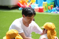学校の敷地内にはこども園もあるよ！校舎の中をこどもたちが散歩していたり、授業で交流することもあるよ♪