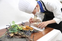 フードスタイリング、エスニック料理、フルーツカービング、カフェ実習、ドリンク実習、撮影実習、陶芸など、個性、感性を磨く授業を多く取り入れています。