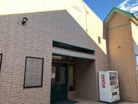 こちらは、本校舎正面玄関（第一駐車場側）を出て渡り廊下を進んだ先にある『新校舎』です。主に専門課程と高等課程３年生が使用しており、就職ガイダンスや講習、フォトシューティング・着付けの授業等で使用する教室などがあります。校舎の表には大きな流し台と自動販売機が設置されています。新校舎の目の前からはシャンプー室（実習室）の様子を見ることができます。