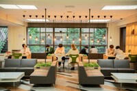 学生が自由に使える学生ラウンジでは、お昼ごはんを食べたり、自習をしたり、お友達とゆったりとした時間を過ごすことができます♪