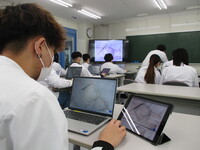 実技がメインのカリキュラム編成。本校では基礎的な実習は勿論、臨床現場で役立つ知識や技術、最先端のコンピュータで歯を作るCAD/CAMなどバランスよく学んでいきます。