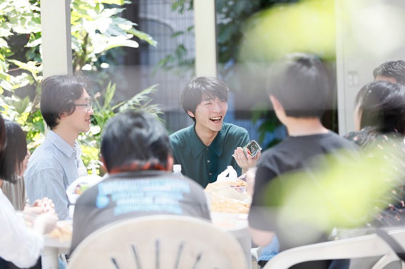 先生と一緒にごはん食べてます