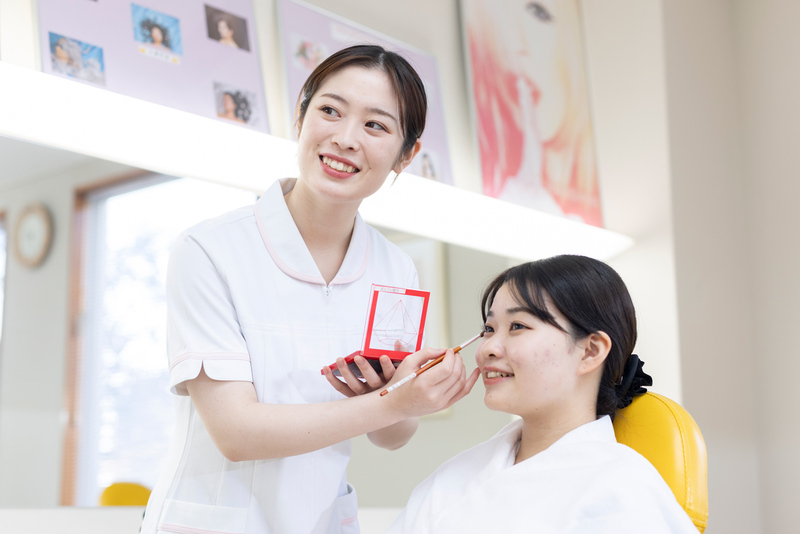 基本的なメイクのテクニックからビューティーアドバイザーに必要な応用テクニックまで、TPOに合わせたメイクの知識や技術を基礎からしっかり学びます。