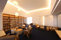 新宿校の6階Libraryではゆったり自習もできます。