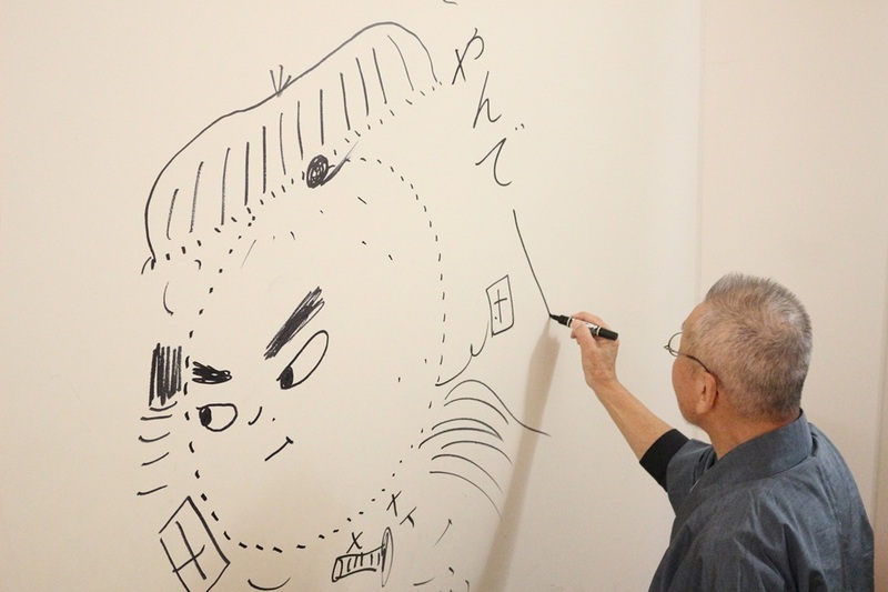 校舎のいたる所に絵本作家による大迫力な壁画があります！校舎の壁に直接絵を描いていく姿に学生も大興奮！