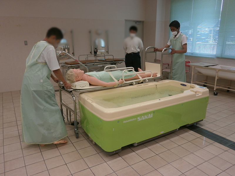 オープンキャンパスでの入浴介助の体験授業の様子です