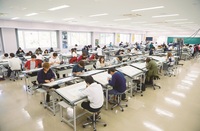 平行定規製図板200台がずらりと並ぶ「製図実習室」建築士の国家試験対策として平行定規版を使用しています。