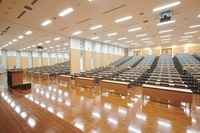 収容人数約800名の「大階段教室」は様々な式典やガイダンスに使用。二級建築士の設計製図、インテリアプランナー等の各種資格試験の会場としても使用されます。