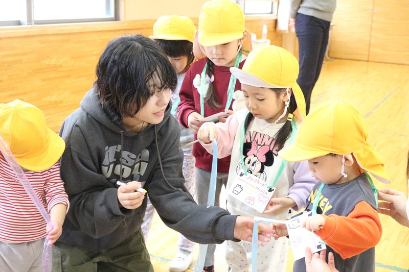 広い大ホールでは式典の他にスポーツの授業や、行事・こども達との交流を行っているよ♪休み時間や放課後にはバドミントンや野球をして遊ぶ学生も多いよ♪