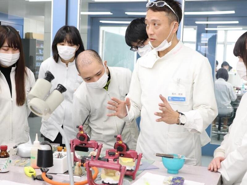 実技がメインのカリキュラム編成。本校では基礎的な実習は勿論、臨床現場で役立つ知識や技術、最先端のコンピュータで歯を作るCAD/CAMなどバランスよく学んでいきます。