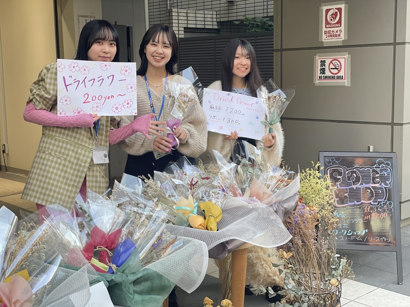 ペットビジネス学科・愛玩動物看護学科・フラワービジネス学科の学生が一般の方に向けてイベントを開催♪動物分野ではワンちゃんのおもちゃ制作体験、しつけ体験やワンちゃんの健康チェックを実施！フラワー分野ではアレンジメントや生花の販売の他、リースやハーバリウムのワークショップを実施！  プチ文化祭を通して、日々学んでいるスキルやコミュニケーション力を発揮しました！！