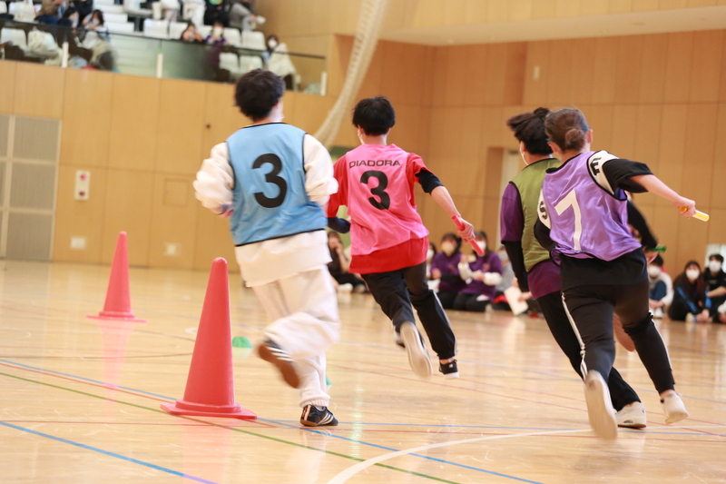 全10学科の学生全員が参加のスポーツ大会！企画運営はスポーツビジネス学科の学生！企画運営をイチから手がけています！勉強や就職活動の息抜きにもなり、毎年大盛り上がりのイベントです。