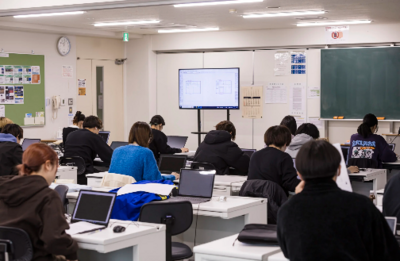 仙台工科専門学校の学校⽣活を知ることができるオープンキャンパス！ 学科の授業を体験したり、在校生からリアルな学校⽣活を聞くこともできます。 募集要項・総合型選抜（AO⼊試）に関する説明会もあるので、学校に関する気になることをまるごと解決できます︕