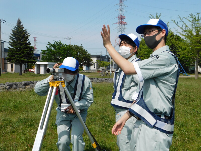 レベルという機械で地面の高低差を測定