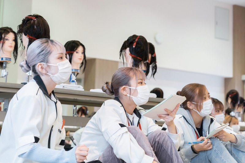 美容総合科　授業の様子