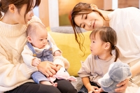 教室での実習中、学生たちが真剣な表情で保育活動に取り組んでいます。子どもたちの笑顔を引き出すために、創意工夫を凝らしたプログラムを実施中！