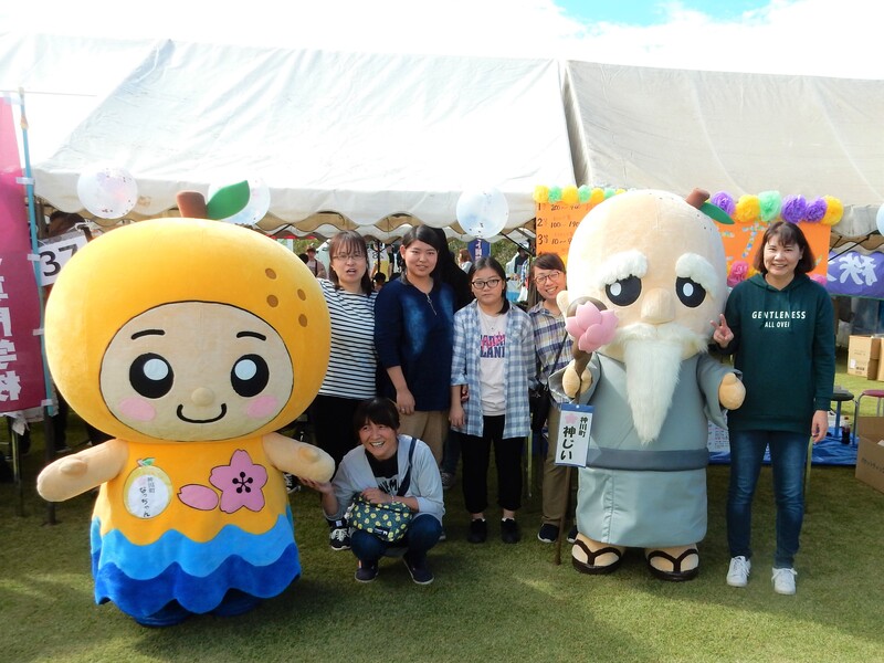 コスモス祭で神川町ゆるキャラの「なっちゃん」「神じぃ」と一緒