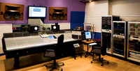 最高水準の設備を搭載したレコーディングスタジオでは、音源に対するアプローチや機材の扱い方を学べる授業を展開。最新のDTM・DAW環境を整えた音楽制作実習室では、集中して楽曲制作に取り組めます。