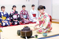 日本の伝統文化である茶道を通して、心を込めて準備することの大切さや気品ある作法を学び、ワンランク上の接客サービスとおもてなしの心を身に付けます。