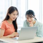 調べ物をしている学生イメージ