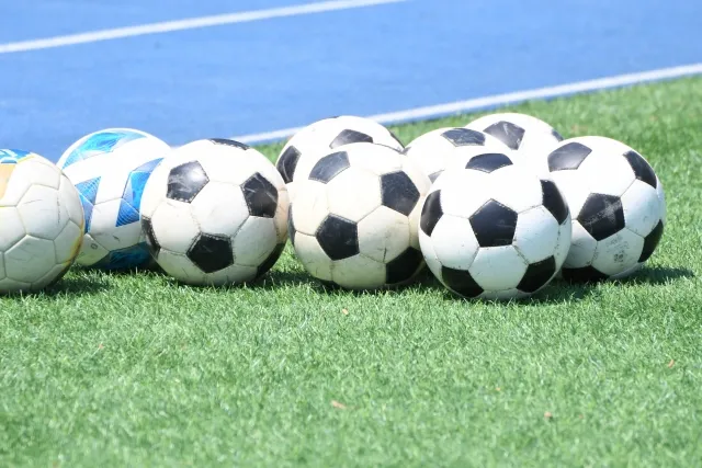 サッカーボールとグラウンド