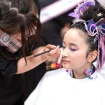 京都理容美容専修学校でメイク技術を学ぶ学生