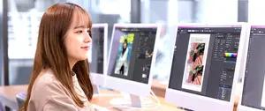 ディスプレイを確認する女性