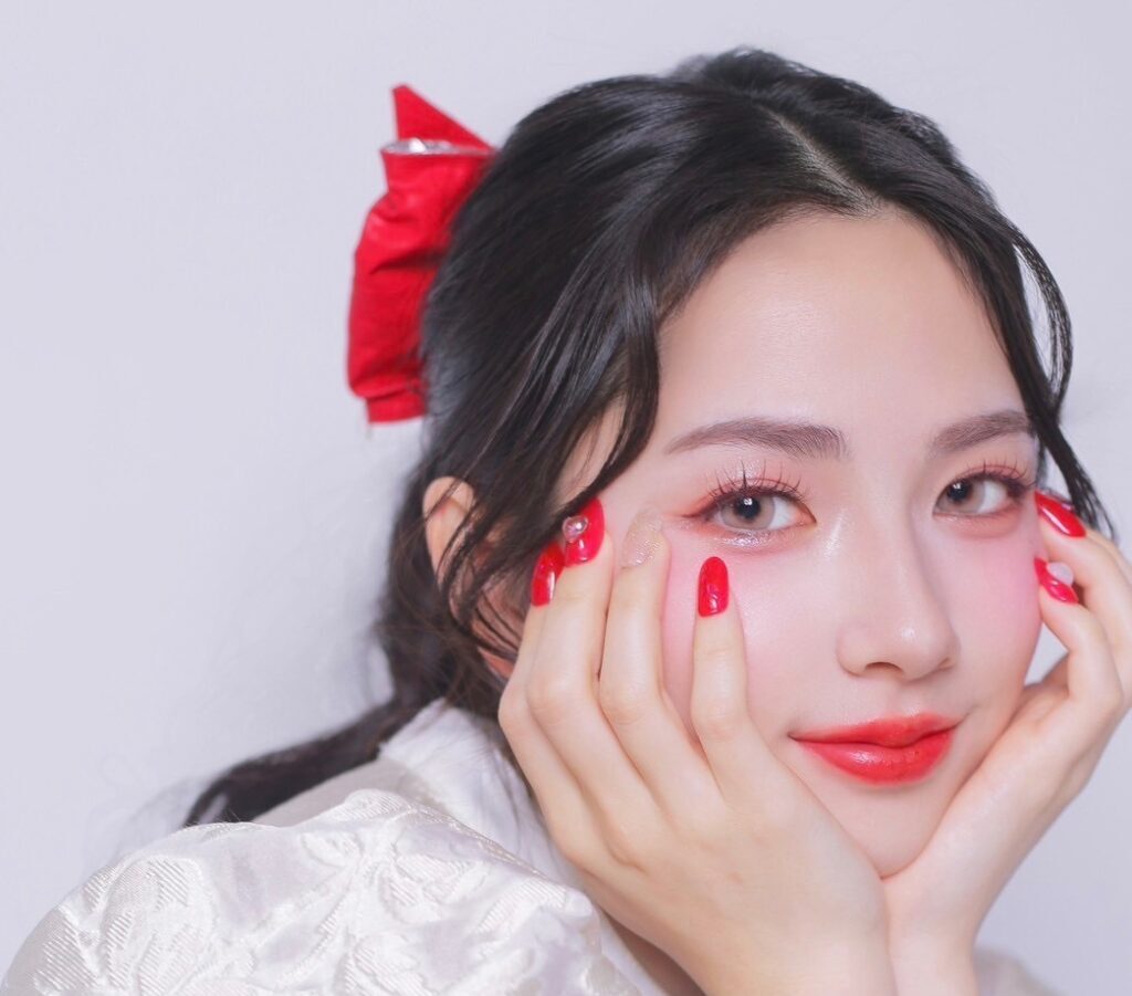 Be-STAFF MAKE-UP UNIVERSALのメイク・ネイル作品イメージ。赤いリップとネイルを合わせたスタイリング