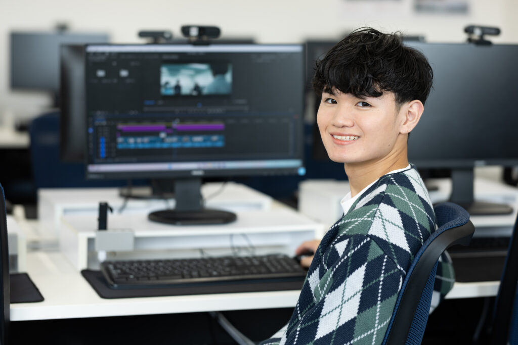 福岡デザイン&テクノロジー専門学校で、パソコンの映像編集ソフトを使って制作に取り組む様子