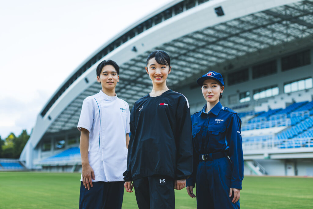 福岡医健・スポーツ専門学校の医療・スポーツ・救急救命分野を紹介する、実習着姿の3人
