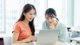 調べ物をしている学生イメージ