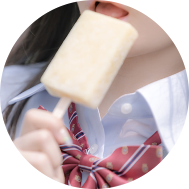 アイスを食べる高校生